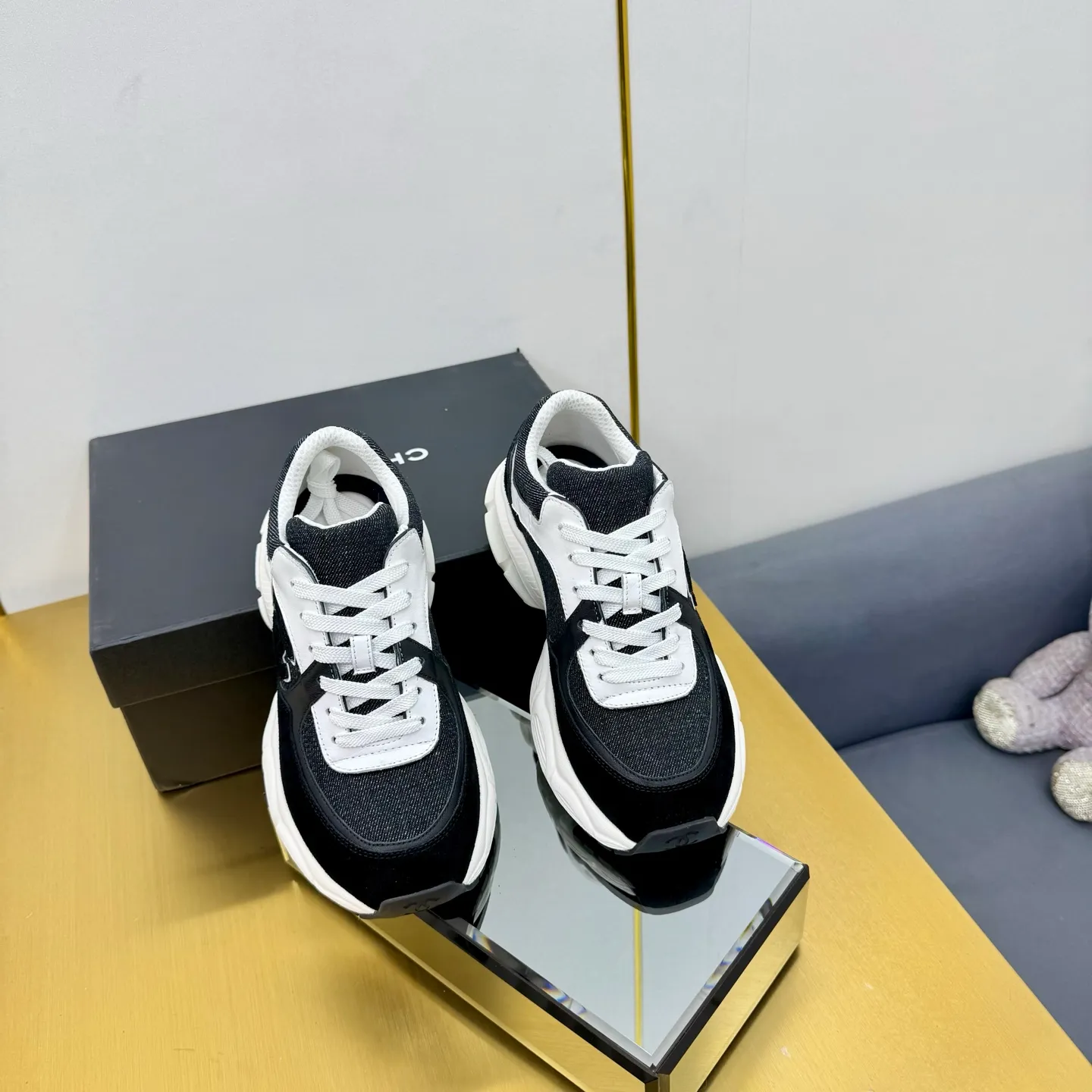 p700🐮🐮Upgraded version, upgraded version, upgraded version! No rebuttal accepted! ! ! ! Chanel Chanel dad shoes, couples' model for men and women - 2025 top casual sneakers in the counter. This classic design; the upper is electro-embroidered with various techniques; ❷The inner lining is made of: original Yangli + net ❸The outsole is based on: the original TPU combination outsole. The full set of boutique packaging for women 35–41